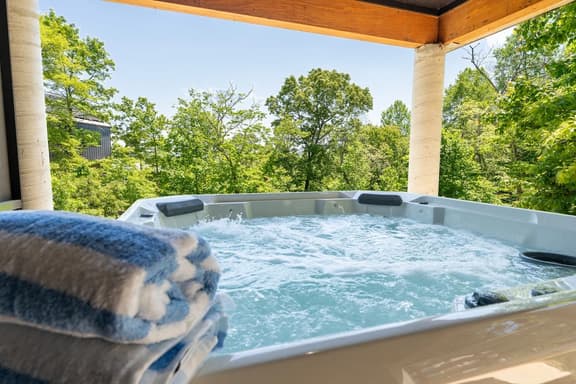 The Eyrie | Luxe Mountain Retreat | Hot Tub | View - Image 1